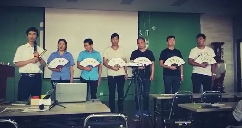 將“六安全”寫在扇子上獎勵給學(xué)員