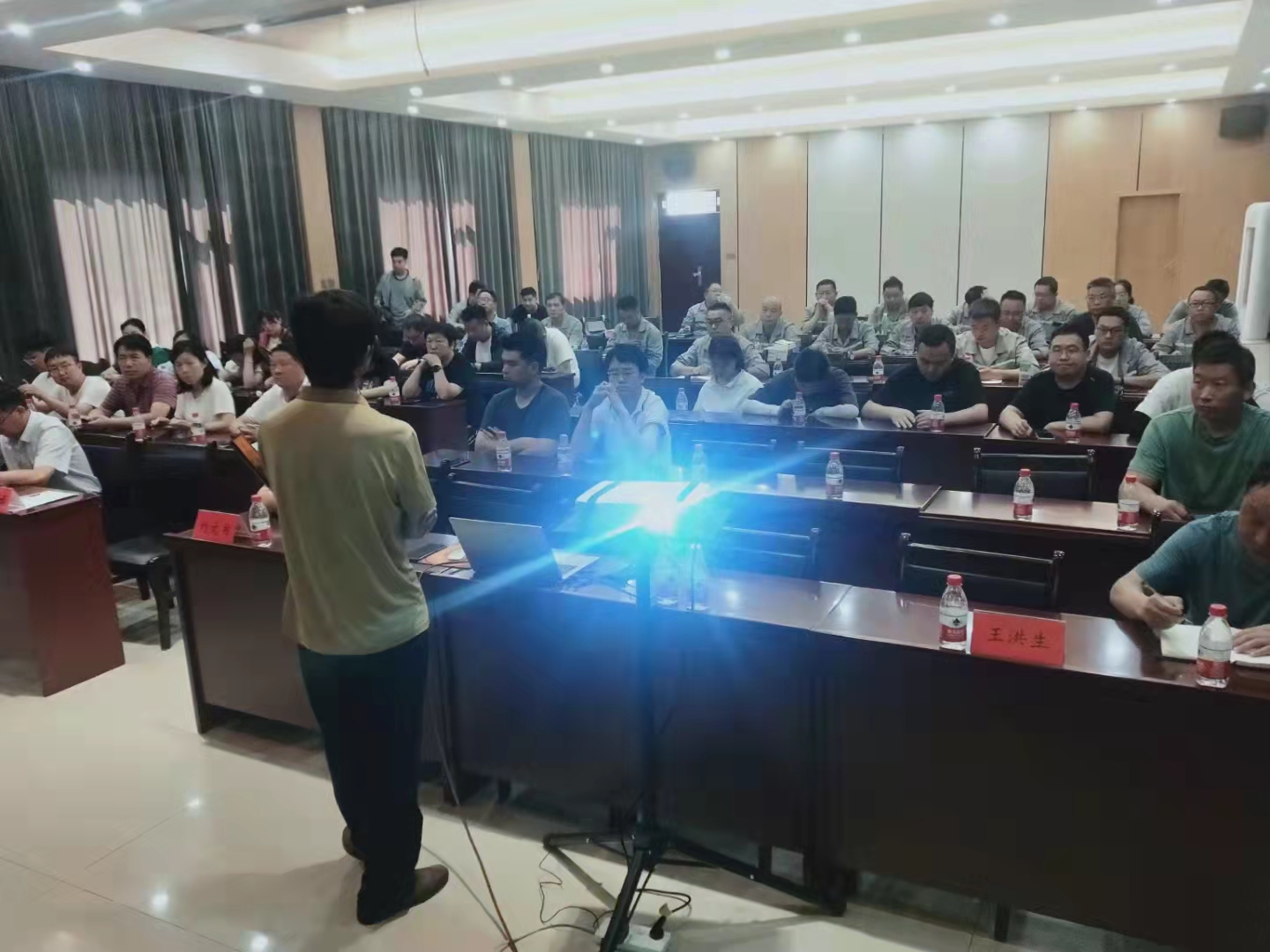 欒川縣應(yīng)急管理局機關(guān)同志進行主題黨日授課